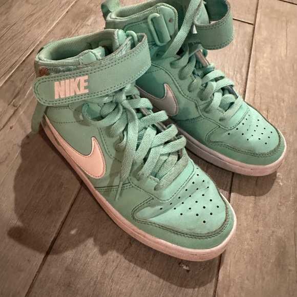 Nike Court Borough Mid 2 Casual Emerald Rise White
Size 4 - Picture 1 of 4